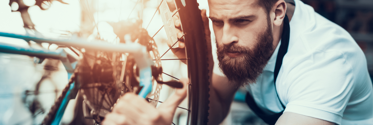 Ein Mechaniker repariert ein Fahrrad © iStock/vadimguzhva Ein Mechaniker repariert ein Fahrrad © iStock/vadimguzhva
