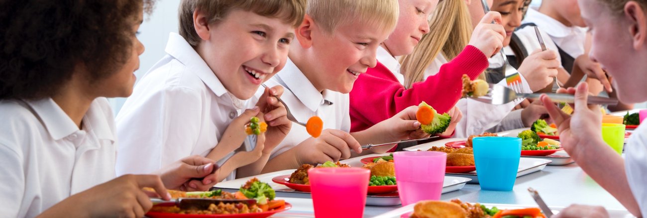 Schulkinder beim Mittagessen © iStock/SolStock Schulkinder beim Mittagessen © iStock/SolStock