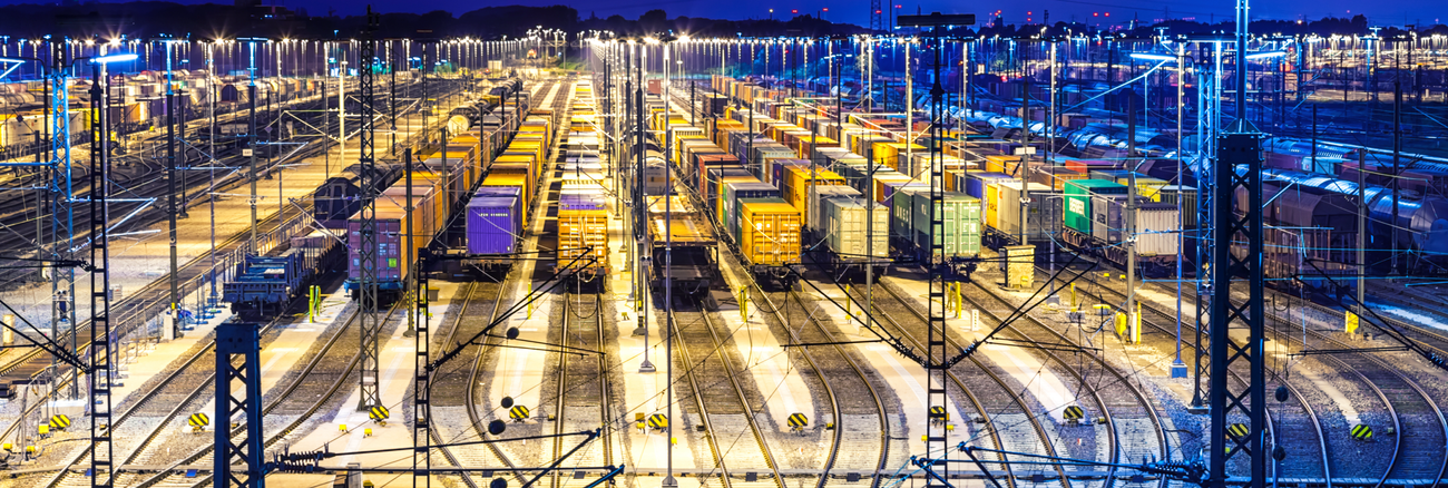 Mehrere Güterzüge in einem großen Bahndepot © iStock/querbeet Mehrere Güterzüge in einem großen Bahndepot © iStock/querbeet