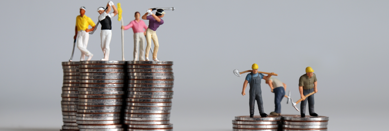 Golfspieler-Miniaturfiguren auf einem hohen Münzhaufen und Arbeiter-Miniaturfiguren auf einem flachen Münzhaufen © iStock