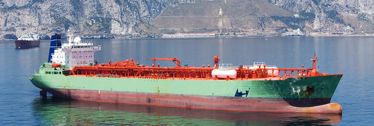 Ein Tanker liegt vor Gibraltar auf Reede. | Foto: © istock.com/QShot Ein Tanker liegt vor Gibraltar auf Reede. | Foto: © istock.com/QShot