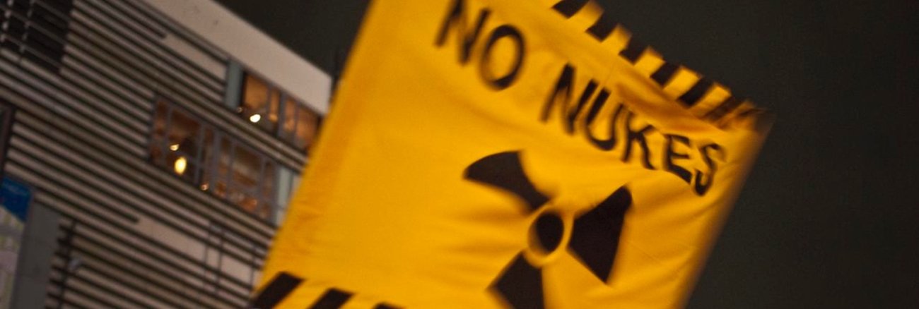 Gelbe Fahne mit der Aufschrift No Nukes und dem Atom-Symbol © flickr.com/midorisyu Gelbe Fahne mit der Aufschrift No Nukes und dem Atom-Symbol © flickr.com/midorisyu