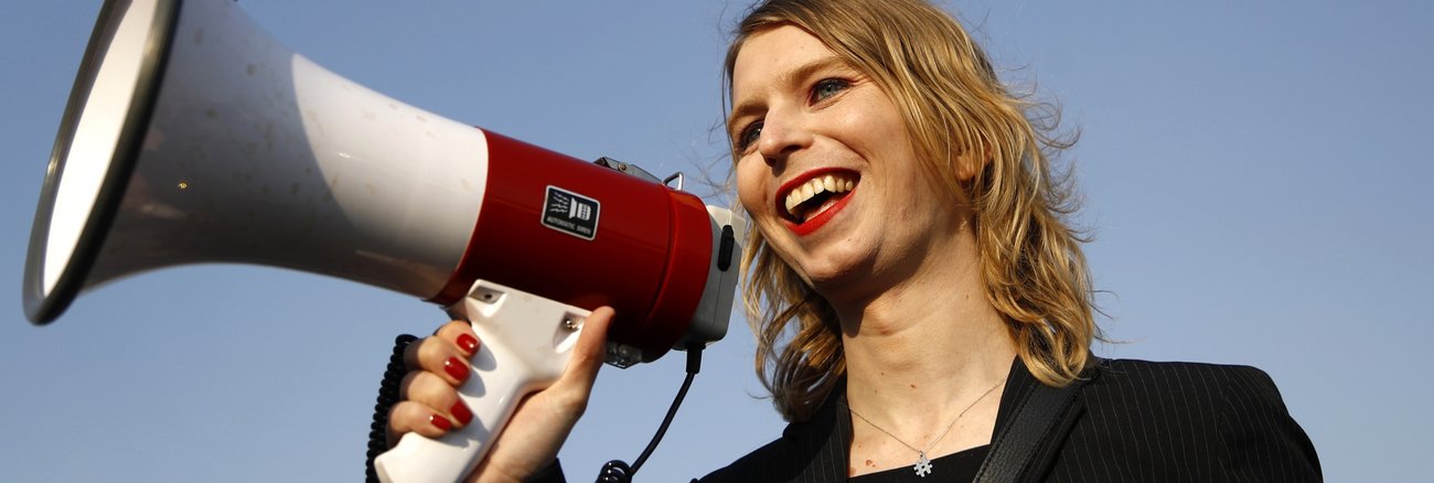 Whistleblowerin Chelsea Manning hält ein Megafon © picture alliance/AP Photo/Patrick Semansky Whistleblowerin Chelsea Manning hält ein Megafon © picture alliance/AP Photo/Patrick Semansky