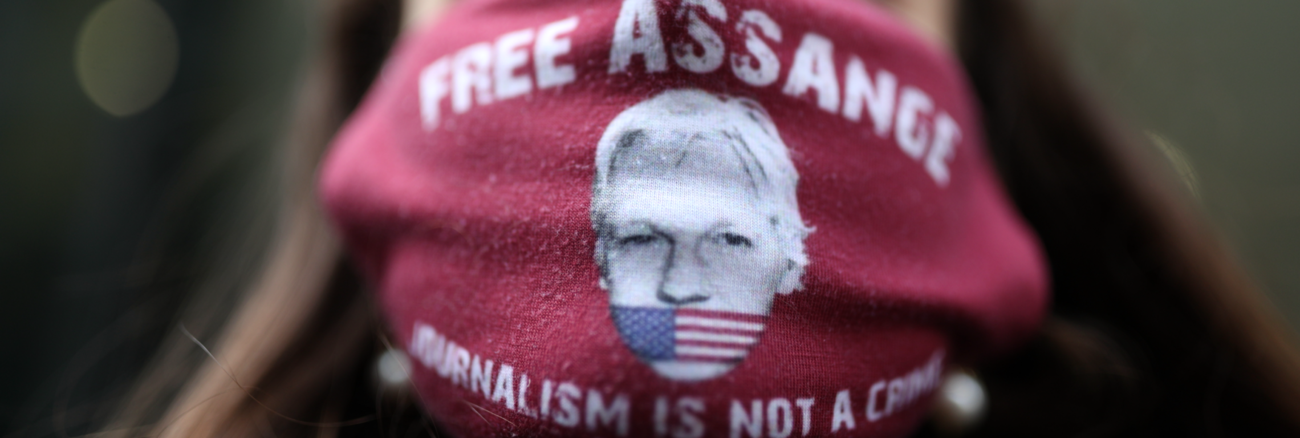Bei Protesten in London gegen die Auslieferung von Julian Assange an die USA trägt ein Mann eine Maske mit der Aufschrift: Free Assange. Journalism is not a crime © picture alliance/empics/Yui Mok Bei Protesten in London gegen die Auslieferung von Julian Assange an die USA trägt ein Mann eine Maske mit der Aufschrift: Free Assange. Journalism is not a crime © picture alliance/empics/Yui Mok