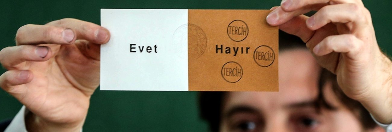 Bei der Stimmauszählung am 16.APril 2017 in einem Wahllokal in Istanbul hält ein Mann einen Stimmzettel, auf dem dreimal Hayir (Nein) gestempelt wurde © picture alliance/abaca Bei der Stimmauszählung am 16.APril 2017 in einem Wahllokal in Istanbul hält ein Mann einen Stimmzettel, auf dem dreimal Hayir (Nein) gestempelt wurde © picture alliance/abaca
