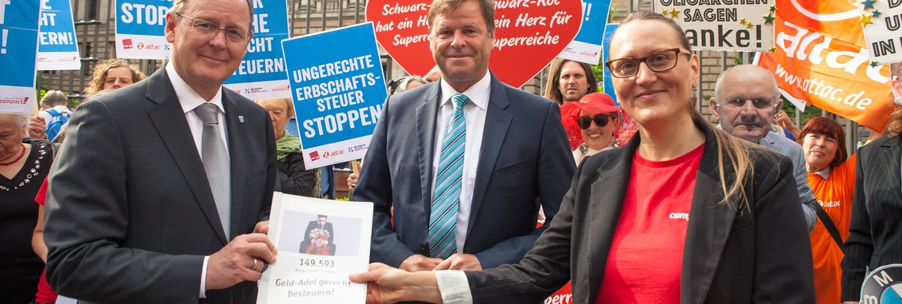 Thüringens Ministerpräsident Bodo Ramelow und Brandenburgs Finanzminister Christian Görke nehmen vor dem Bundesrat eine Unterschriftsammlung von Campact für eine gerechte Erbschaftsteuer entgegen © Campact