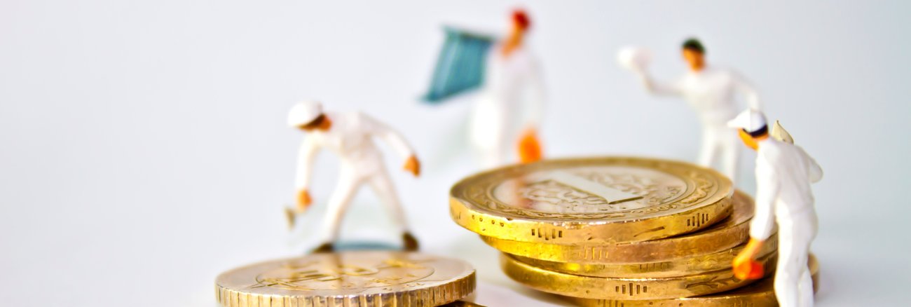 Arbeiter-Miniatur-Figuren stehen um Euro-Münzen herum © iStock/hkenanc Arbeiter-Miniatur-Figuren stehen um Euro-Münzen herum © iStock/hkenanc