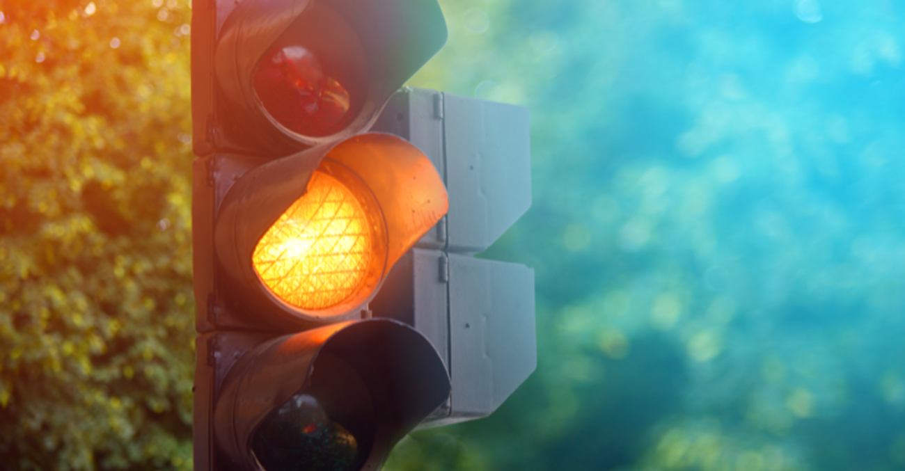 Eine Verkehrsampel leuchtet gelb © iStock/Axis_arw Eine Verkehrsampel leuchtet gelb © iStock/Axis_arw