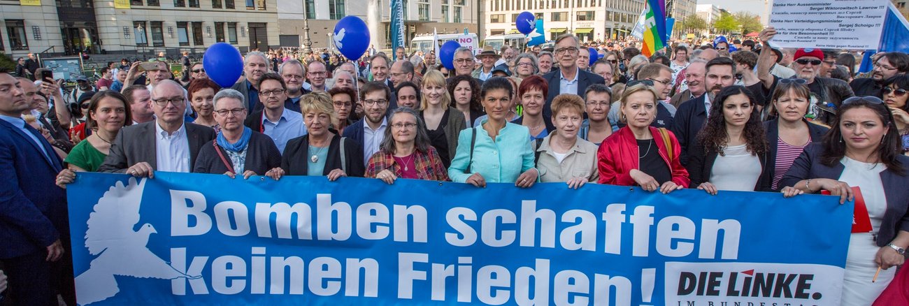 Bei der Friedenskundgebung am 18. APril 2018 am Brandenburger Tor in Berlin für Deeskalation in Syrien halten Mitglieder der Linksfraktion ein Transparent mit der Aufschrift: Bomben schaffen keinen Frieden! Bei der Friedenskundgebung am 18. APril 2018 am Brandenburger Tor in Berlin für Deeskalation in Syrien halten Mitglieder der Linksfraktion ein Transparent mit der Aufschrift: Bomben schaffen keinen Frieden!