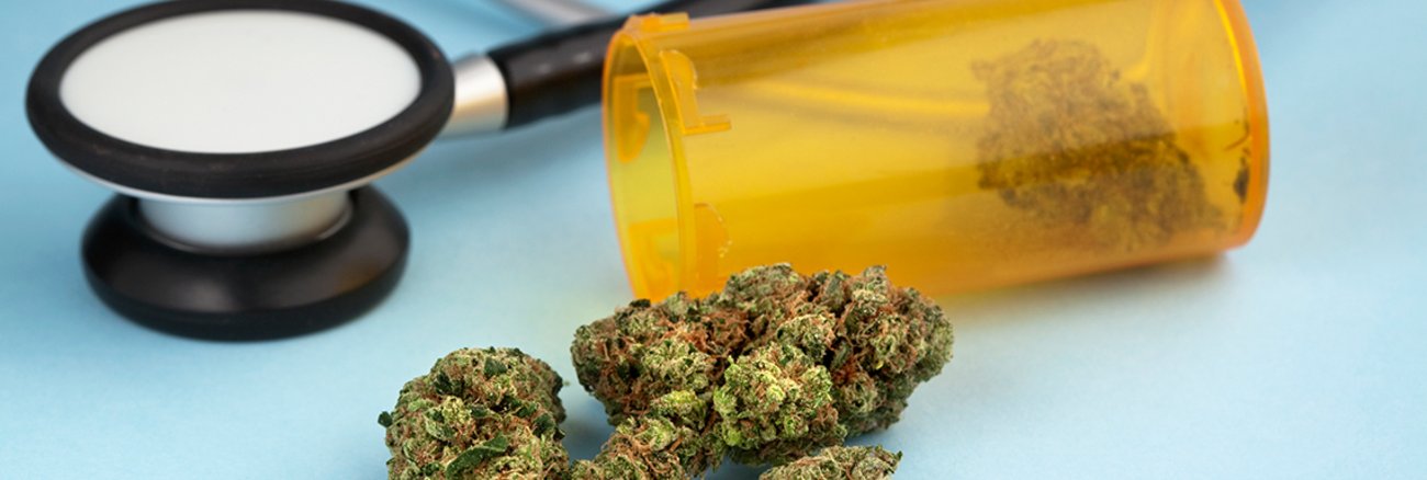 Stethoskop neben Cannabisblüten Stethoskop neben Cannabisblüten