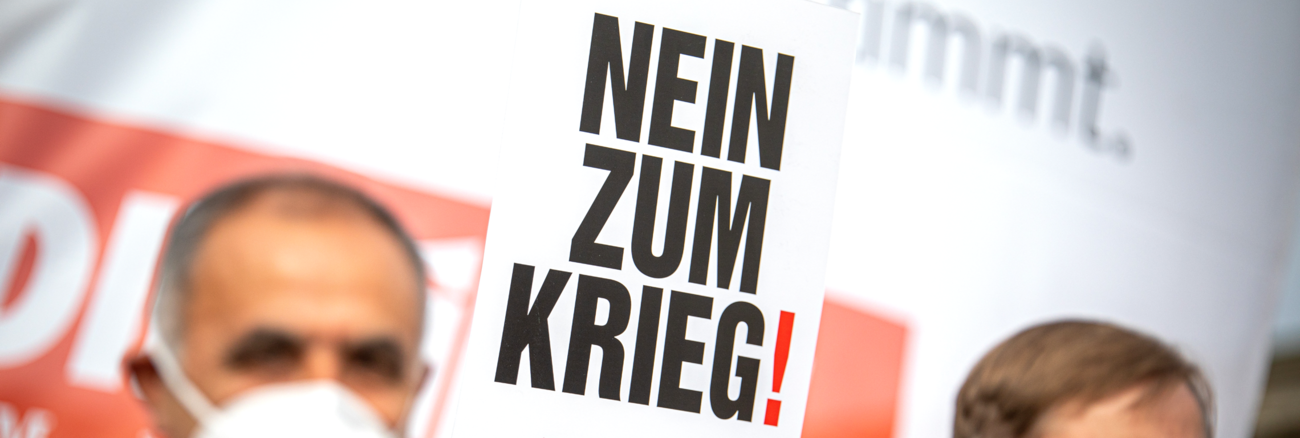 Bei einer Friedensdemo wird ein Schild mit der Aufschrift »Nein zum Krieg« hochgehalten © Martin Heinlein Bei einer Friedensdemo wird ein Schild mit der Aufschrift »Nein zum Krieg« hochgehalten © Martin Heinlein