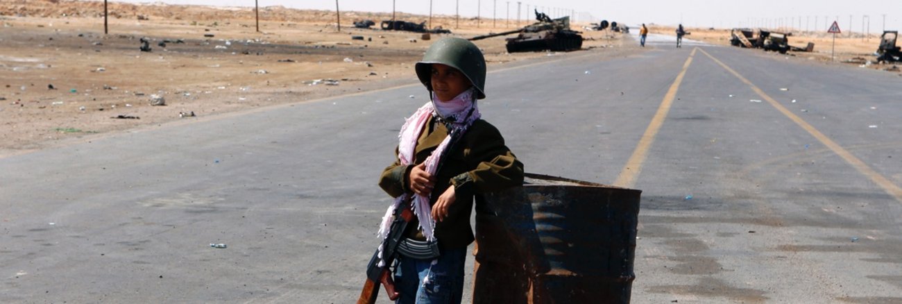 Kindersoldaten: Ein zehnjähriger Junge mit Gewehr und Helm in Libyen © REUTERS/Yannis Behrakis Kindersoldaten: Ein zehnjähriger Junge mit Gewehr und Helm in Libyen © REUTERS/Yannis Behrakis