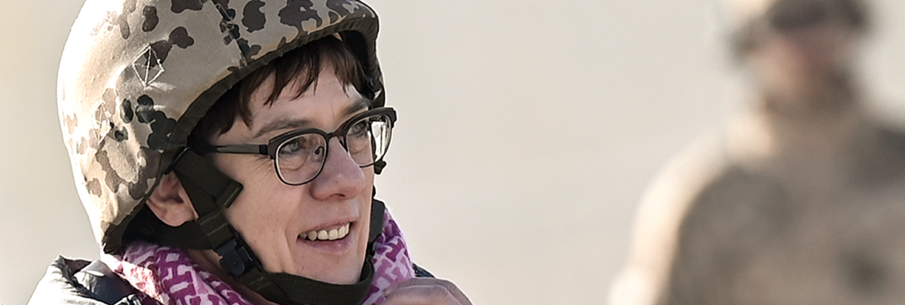 Verteidigungsministerin Annegret Kramp-Karrenbauer trägt einen Helm der Bundeswehr @ picture alliance/dpa/Britta Pedersen Verteidigungsministerin Annegret Kramp-Karrenbauer trägt einen Helm der Bundeswehr @ picture alliance/dpa/Britta Pedersen