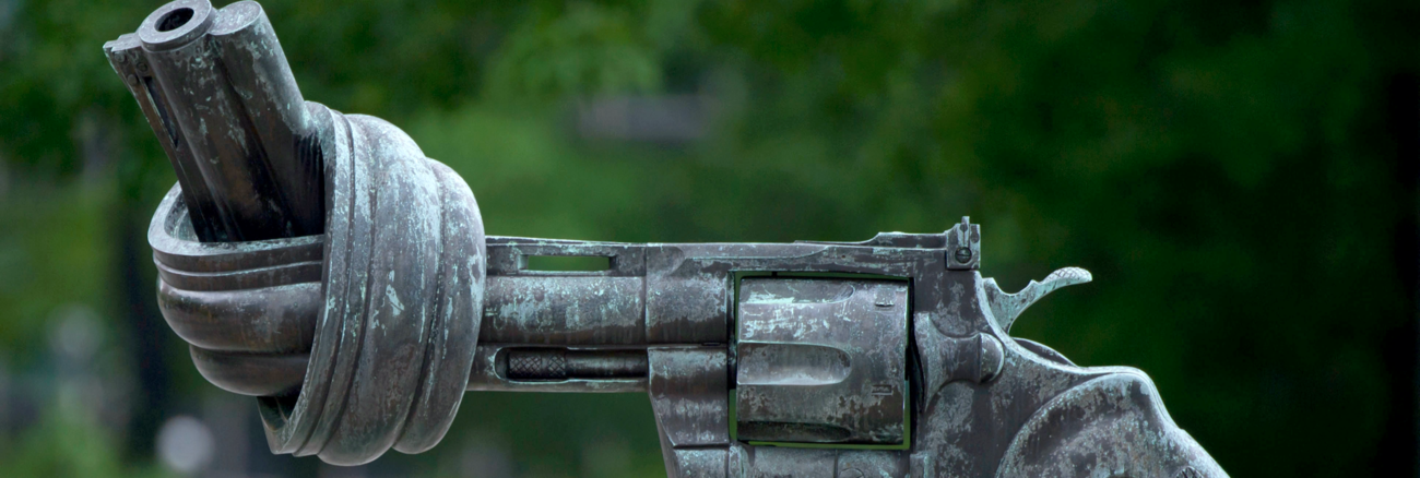 Skulptur »Non-Violence« mit Knotem im Pistolenlauf vor dem UNO-Hauptquartier in New York © picture alliance/dpa/Tim Brakemeier