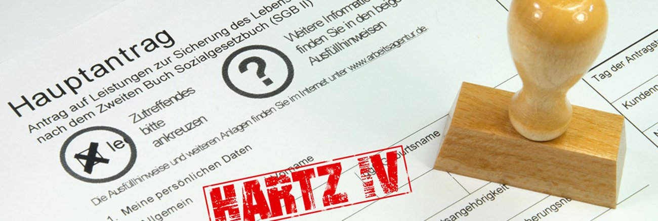 Formulargewitter: Ein Antrag auf Hartz IV © istockphoto.com / Stadtratte Formulargewitter: Ein Antrag auf Hartz IV