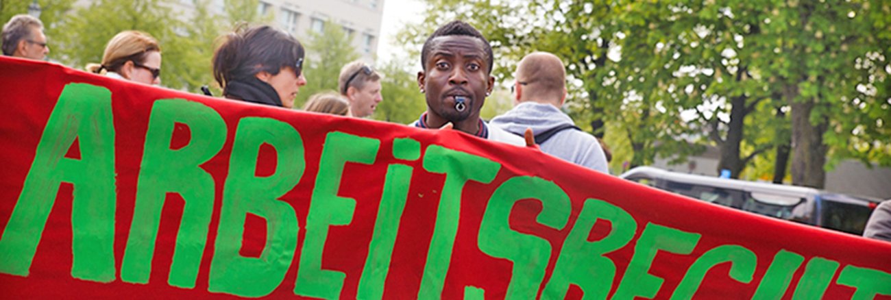 "Arbeitsrecht": Transparent bei Demo zum 1. Mai 2015 Auf einem roten Transparent bei einer Demonstration zum 1. Mai 2015 steht in grüner Schrift "Arbeitsrecht". Foto: Flickr / Montecruz Foto (CC BY-SA 2.0) | Full gallery: http://www.montecruzfoto.org/01-05-2015-DGB-Mayday-demo-Berlin
