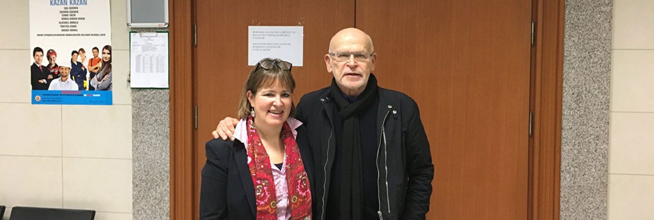Heike Hänsel mit Günter Wallraff vor der Gerichtssaal in Istanbul Heike Hänsel mit Günter Wallraff vor der Gerichtssaal in Istanbul
