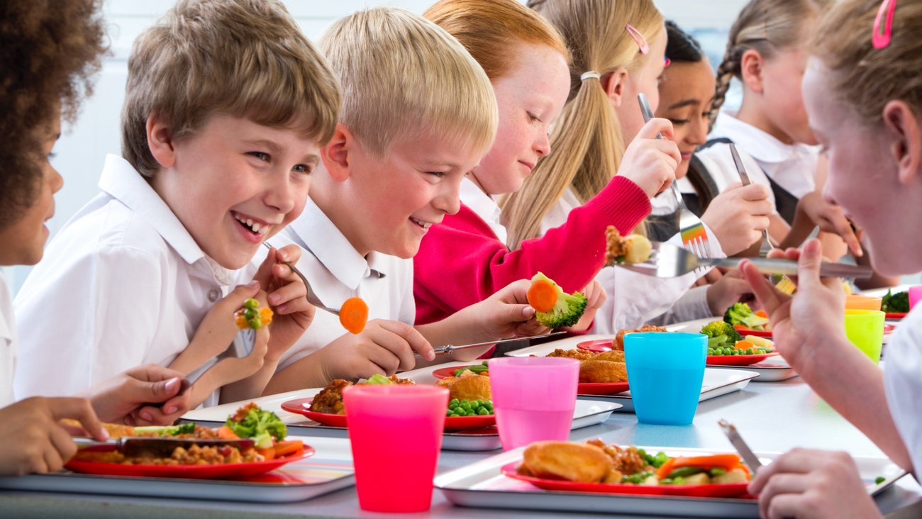 Schulkinder beim Mittagessen © iStock/SolStock