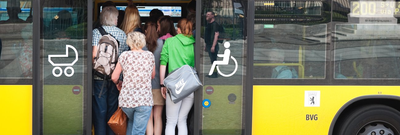 Fahrgäste drängen in einen überfüllten BVG-Bus in Berlin © iStock/freie-kreation Fahrgäste drängen in einen überfüllten BVG-Bus in Berlin © iStock/freie-kreation