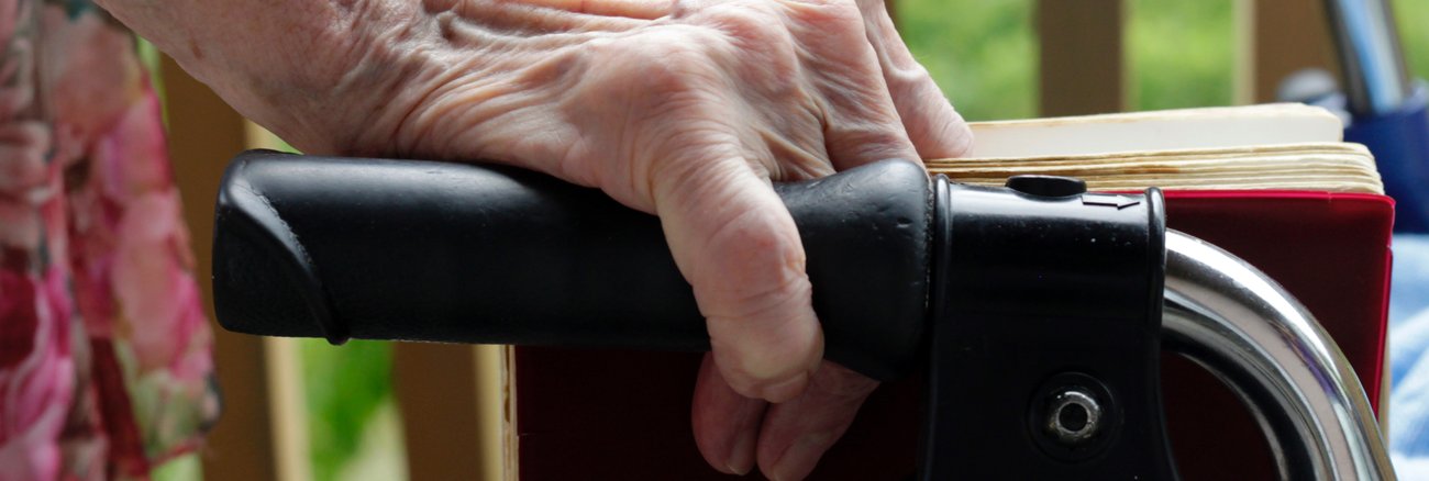 Eine ältere Frau stütz sich auf einem Rollator © iStockphoto.com/kmatija Eine ältere Frau stütz sich auf einem Rollator © iStockphoto.com/kmatija