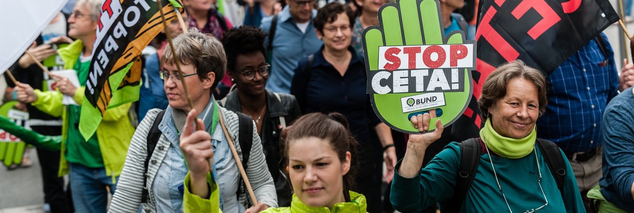 Bei der Demonstration am 17. September 2016 in Frankfurt am Main hält eine Teilnehmerin eine Schaumstoffhand mit der Aufschrift »Stop CETA!« © Patrick G. Stößer/Campact Bei der Demonstration am 17. September 2016 in Frankfurt am Main hält eine Teilnehmerin eine Schaumstoffhand mit der Aufschrift »Stop CETA!« © Patrick G. Stößer/Campact