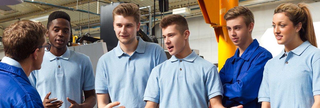 Azubis mit ihrem Ausbilder in einer Fabrik.jpg