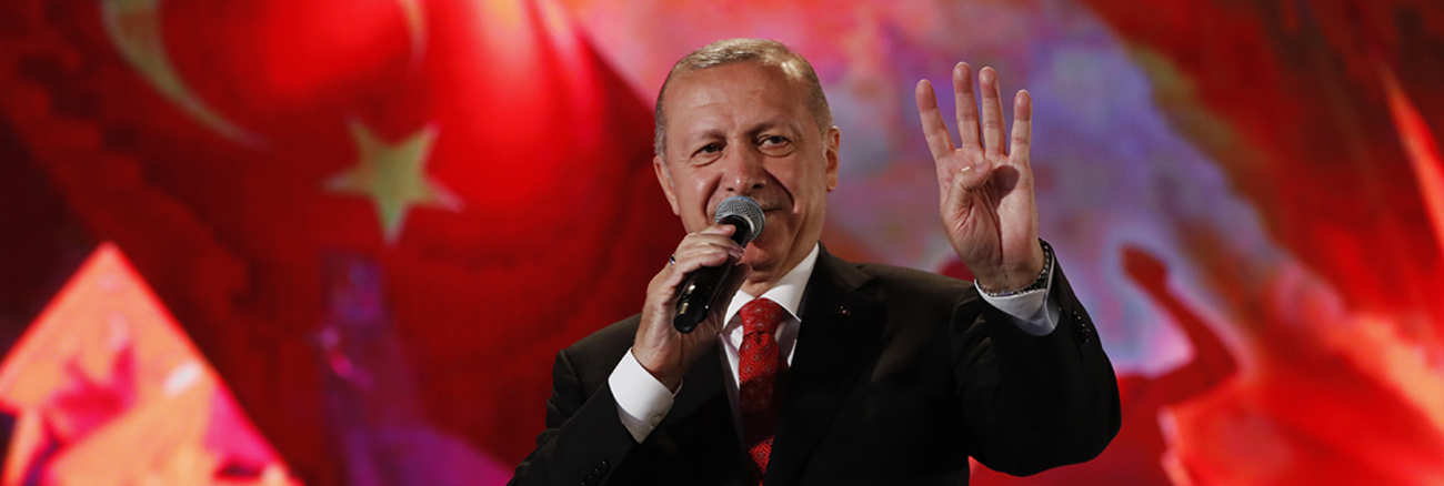 Recep Tayyip Erdogan zeigt bei einer Rede in Istanbul zum Jahrestag des gescheiterten Militärputsches am 15. Juli 2019 den Rabia-Gruß der Muslim-Brüder. Foto: © picture alliance / AP Images Recep Tayyip Erdogan zeigt bei einer Rede in Istanbul zum Jahrestag des gescheiterten Militärputsches am 15. Juli 2019 den Rabia-Gruß der Muslim-Brüder. Foto: © picture alliance / AP Images