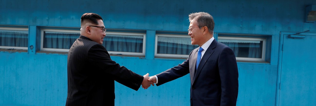 Historischer Handschlag von Kim Jong Un (l.) und Moon Jae-in am 27. April 2018 in Panmunjom in der entmilitarisierten Zone an der innenkoreanischen Grenze © Reuters Historischer Handschlag von Kim Jong Un (l.) und Moon Jae-in am 27. April 2018 in Panmunjom in der entmilitarisierten Zone an der innenkoreanischen Grenze © Reuters