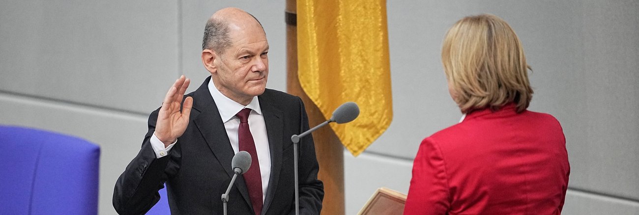 Olaf Scholz leistet am 8. Dezember 2021 vor Bundestagspräsidentin Bärbel Das seinen Amtseid als Bundeskanzler © picture alliance/dpa|Michael Kappeler Olaf Scholz leistet am 8. Dezember 2021 vor Bundestagspräsidentin Bärbel Das seinen Amtseid als Bundeskanzler © picture alliance/dpa|Michael Kappeler