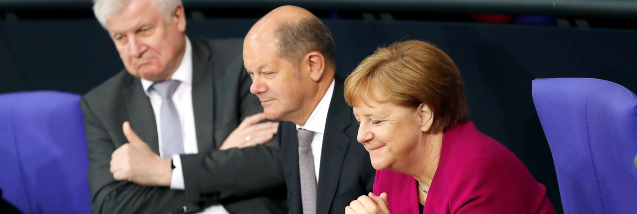 Horst Seehofer, Olaf Scholz und Angela Merkel auf der Regierungsbank im Plenarsaal des Bundestages © REUTERS/Fabrizio Bensch Horst Seehofer, Olaf Scholz und Angela Merkel auf der Regierungsbank im Plenarsaal des Bundestages © REUTERS/Fabrizio Bensch