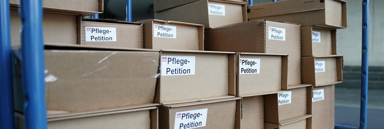210210 Pflegepetition Kartons Unterschriften