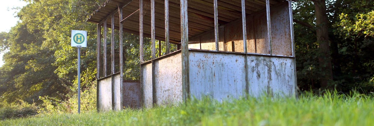 Eine verfallenes Wartehäuschen neben einem Bushalteschild in einem Dorf in Mecklenburg-Vorpommern © dpa/Jens Büttner Eine verfallenes Wartehäuschen neben einem Bushalteschild in einem Dorf in Mecklenburg-Vorpommern © dpa/Jens Büttner