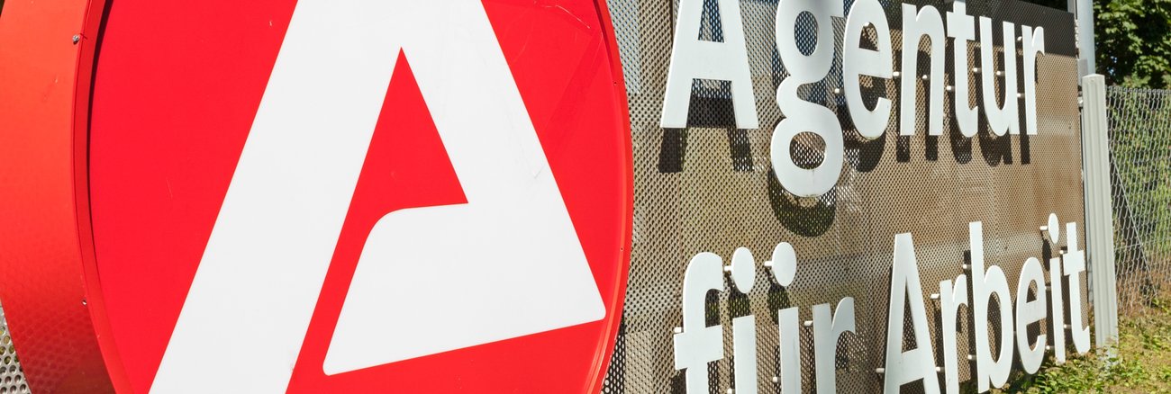 Ein Aussteller mit dem Logo und der Aufschrift: Agentur für Arbeit © iStock/Tree4Two