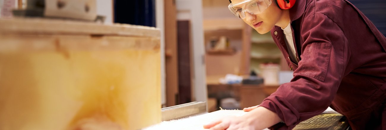 Junge Arbeiterin sägt Holzleisten an einer Kreissäge © iStockphoto.com/monkeybusinessimages Junge Arbeiterin sägt Holzleisten an einer Kreissäge © iStockphoto.com/monkeybusinessimages