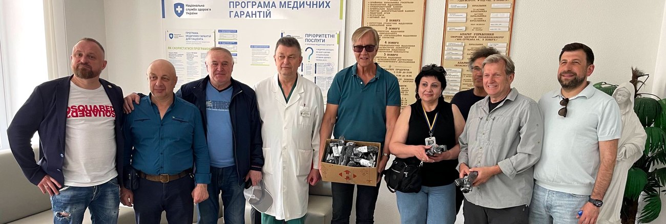 Prof. Dr. Gerhard Trabert und Dietmar Bartsch übergeben am 19. Mai 2023 in einem Krankenhaus in Charkiw ein weiteres Dermatom zur Transplantation von Haut und andere medizinische Hilfsgüter übergeben. Prof. Dr. Gerhard Trabert und Dietmar Bartsch übergeben am 19. Mai 2023 in einem Krankenhaus in Charkiw ein weiteres Dermatom zur Transplantation von Haut und andere medizinische Hilfsgüter übergeben.