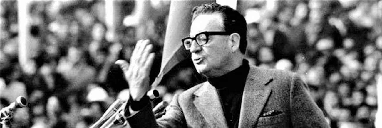 Chiles Präsident Salvador Allende hält bei einem öffentlichen Auftritt 1973 eine Rede © REUTERS