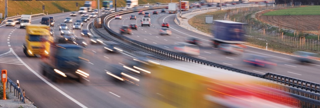 Verschwommene PKW und LKW auf einer stark vefahrenen Autobahn © iStockphoto.com/manwolste