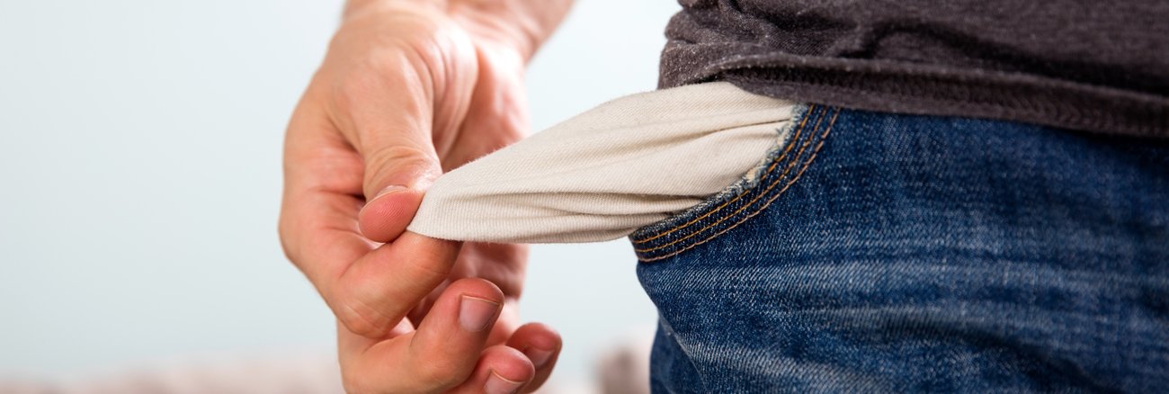 Ein Mann hält die leere Hosentasche seiner Jeans © iStock/AndreyPopov