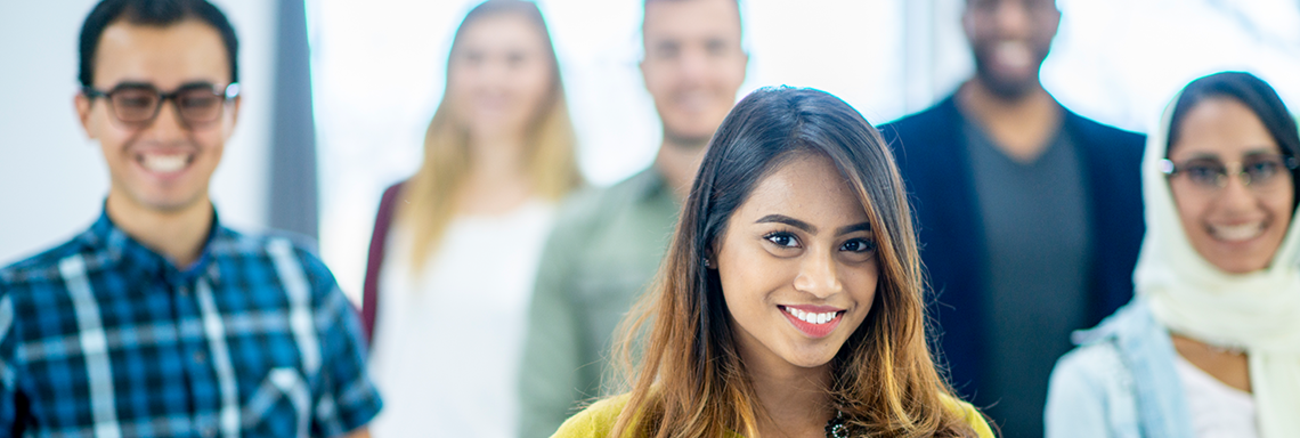Menschen verschiedener Herkunft stehen lachend in einer losen Gruppe beieinander. | Foto: © istock.com/FatCamera Menschen verschiedener Herkunft stehen lachend in einer losen Gruppe beieinander. | Foto: © istock.com/FatCamera