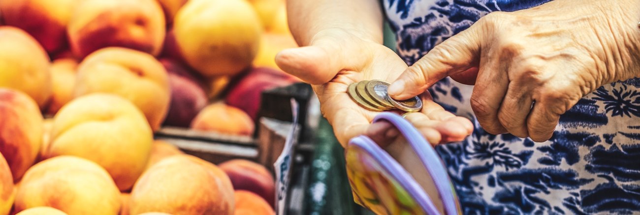 Inflation, Preissteigerungen: Eine ältere Frau im Supermarkt zählt Euro-Münzen in ihrem Portemonnaie © iStock/Eva-Katalin Inflation, Preissteigerungen: Eine ältere Frau im Supermarkt zählt Euro-Münzen in ihrem Portemonnaie © iStock/Eva-Katalin
