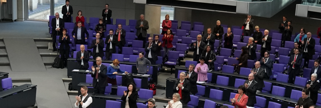 Die Mitglieder des Bundestages erheben sich am 25. März 2020 von ihren Plätzen und applaudieren als Zeichen des Danks an alle Helfer in der Coronakrise Die Mitglieder des Bundestages erheben sich am 25. März 2020 von ihren Plätzen und applaudieren als Zeichen des Danks an alle Helfer in der Coronakrise