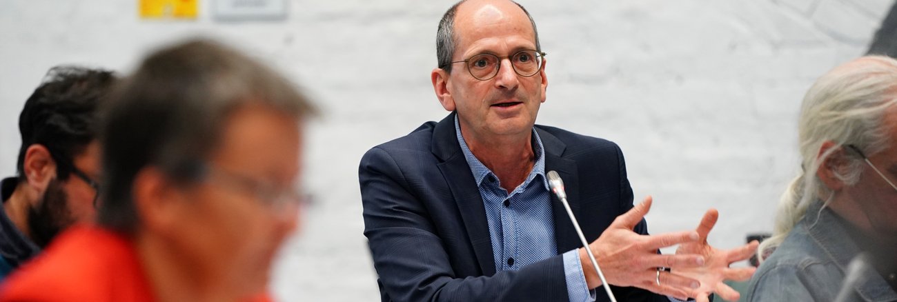 Achim Kessler spricht während einer Sitzung der Linksfraktion Achim Kessler spricht während einer Sitzung der Linksfraktion