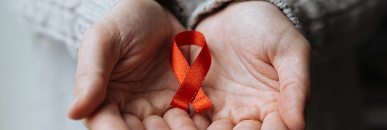 Red Ribbon, rote Schleife, das weltweite Symbol der Solidarität mit HIV-Infizierten und AIDS-Kranken © iStock/burakkarademir Red Ribbon, rote Schleife, das weltweite Symbol der Solidarität mit HIV-Infizierten und AIDS-Kranken © iStock/burakkarademir
