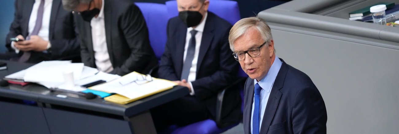 Dietmar Bartsch am Rednerpult des Bundestag, dahinter Olar Scholz, Robert Habeck und Christian Lindner auf der Regierungsbank © picture alliance/Flashpic|Jens Krick Dietmar Bartsch am Rednerpult des Bundestag, dahinter Olar Scholz, Robert Habeck und Christian Lindner auf der Regierungsbank © picture alliance/Flashpic|Jens Krick