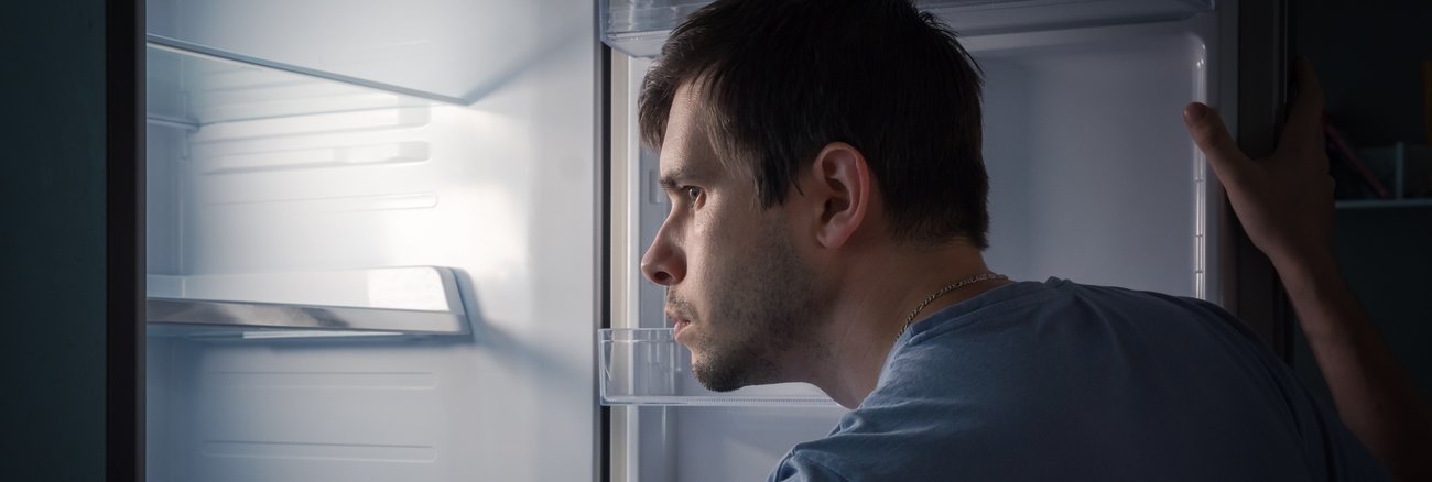 Ein Mann schaut in ein einen leeren Kühlschrank © iStock/vchal Ein Mann schaut in ein einen leeren Kühlschrank © iStock/vchal