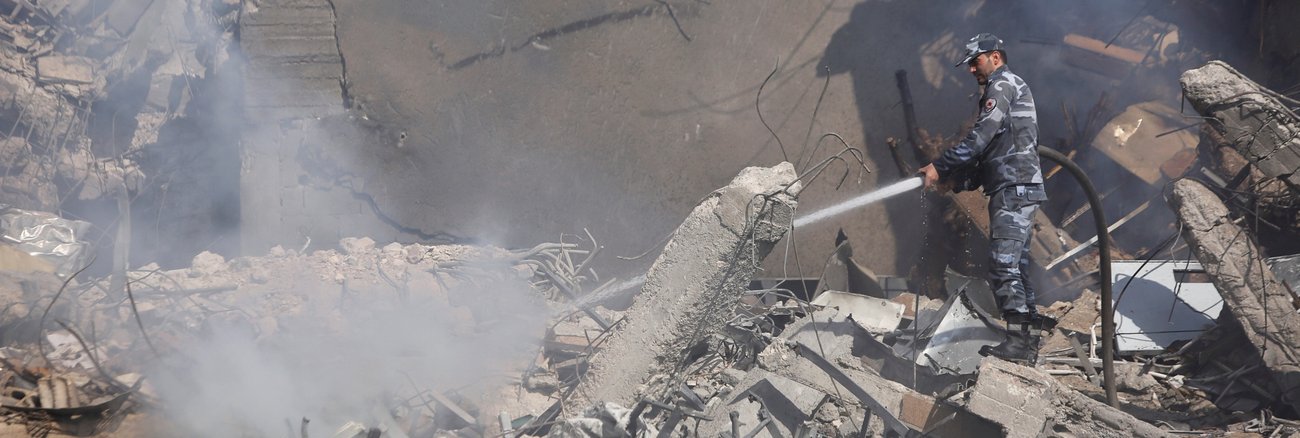 Ein Syrischer Feuerwehrmann in den Trümmern einer Forschungseinrichtung, die bei dem Militärschlag der USA, Frankreichs und Großbritanniens am 14. April 2018 zerstört wurde © REUTERS/Omar Sanadiki Ein Syrischer Feuerwehrmann in den Trümmern einer Forschungseinrichtung, die bei dem Militärschlag der USA, Frankreichs und Großbritanniens am 14. April 2018 zerstört wurde © REUTERS/Omar Sanadiki