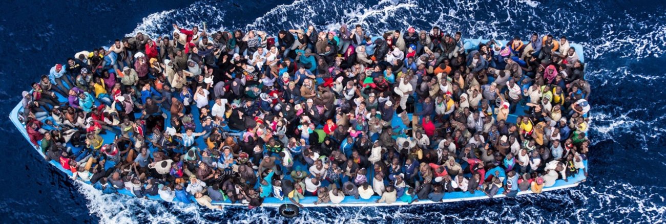 Flüchtlingsboot im Mittelmeer © UNHCR/Massimo Sestini Flüchtlingsboot im Mittelmeer © UNHCR/Massimo Sestini