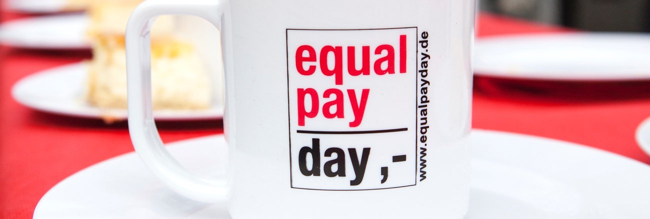 Eine weiße Tasse mit der Aufschrift Qual Pay Day © iStock/ollo Eine weiße Tasse mit der Aufschrift Qual Pay Day © iStock/ollo