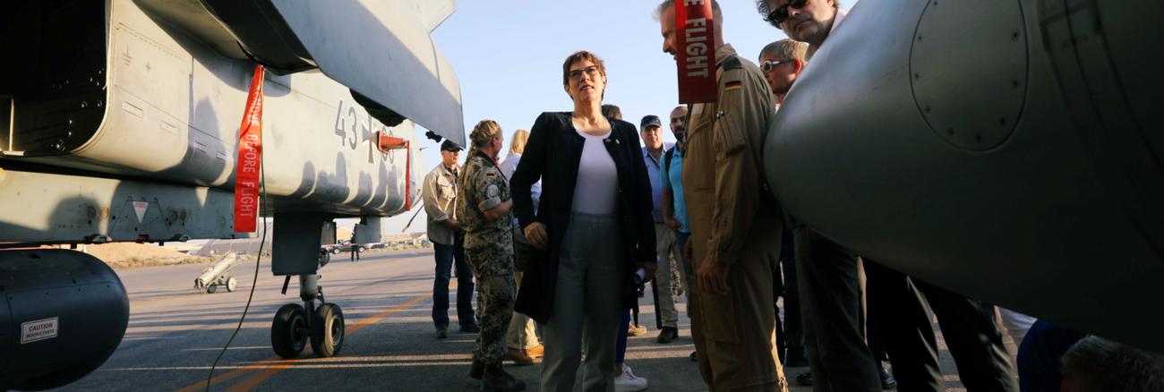 Bundesverteidigungsministerin Annegret Kramp-Karrenbauer vor einem Kampfjet der Bundeswehr © REUTERS/Muhammad Hamed Bundesverteidigungsministerin Annegret Kramp-Karrenbauer vor einem Kampfjet der Bundeswehr © REUTERS/Muhammad Hamed