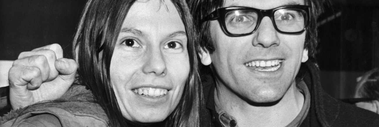 Rudi Dutschke mit seiner Frau Gretchen beim Verlassen von Thanet House in London am 22. Dezember 1970 © dpa/UPI Rudi Dutschke mit seiner Frau Gretchen beim Verlassen von Thanet House in London am 22. Dezember 1970 © dpa/UPI